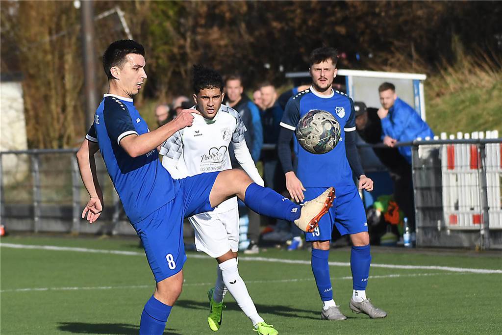 Der FC Frohlinde (blaue Trikots) hat im Spitzenderby der Kreisliga A gegen Wacker Obercastrop II seine Sonderklasse mit einem 4:1-Sieg deutlich unterstrichen.