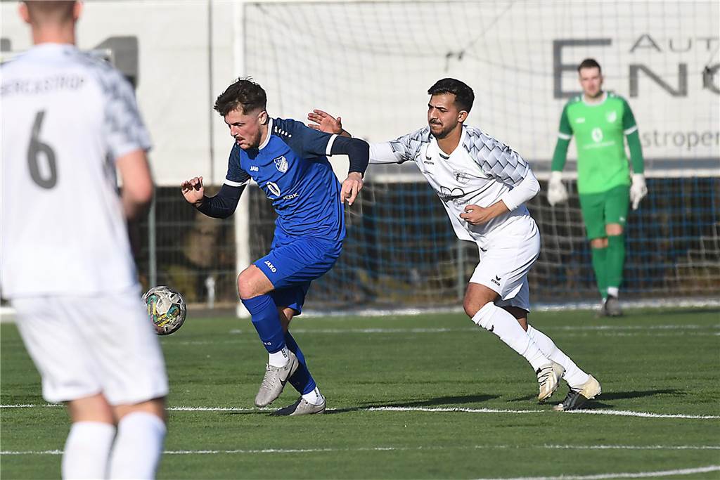 Der FC Frohlinde (blaue Trikots) hat im Spitzenderby der Kreisliga A gegen Wacker Obercastrop II seine Sonderklasse mit einem 4:1-Sieg deutlich unterstrichen.