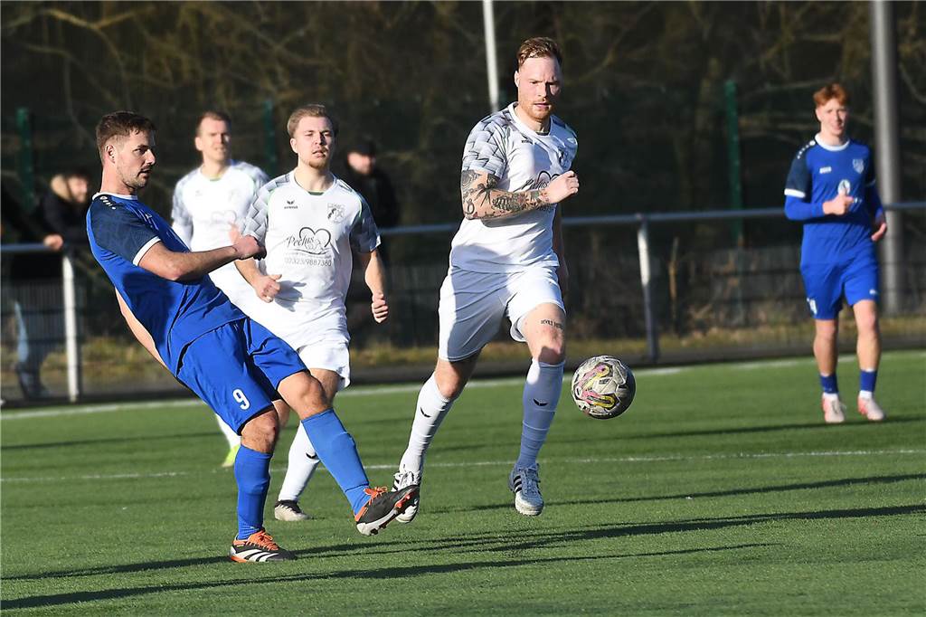 Der FC Frohlinde (blaue Trikots) hat im Spitzenderby der Kreisliga A gegen Wacker Obercastrop II seine Sonderklasse mit einem 4:1-Sieg deutlich unterstrichen.