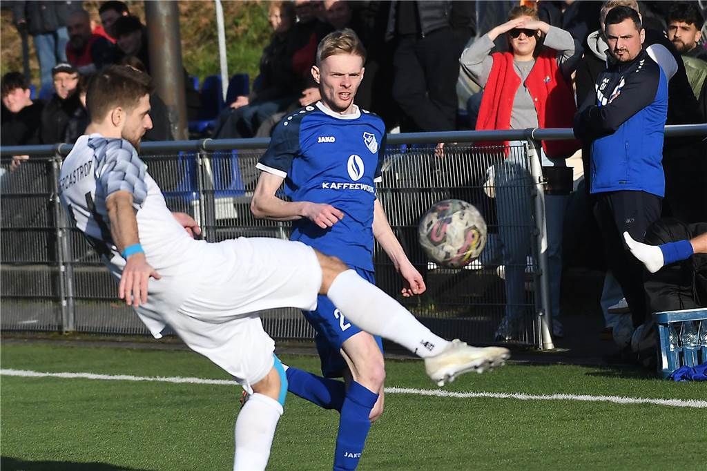 Der FC Frohlinde (blaue Trikots) hat im Spitzenderby der Kreisliga A gegen Wacker Obercastrop II seine Sonderklasse mit einem 4:1-Sieg deutlich unterstrichen.