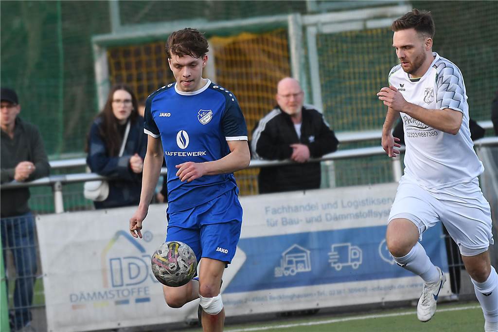 Der FC Frohlinde (blaue Trikots) hat im Spitzenderby der Kreisliga A gegen Wacker Obercastrop II seine Sonderklasse mit einem 4:1-Sieg deutlich unterstrichen.
