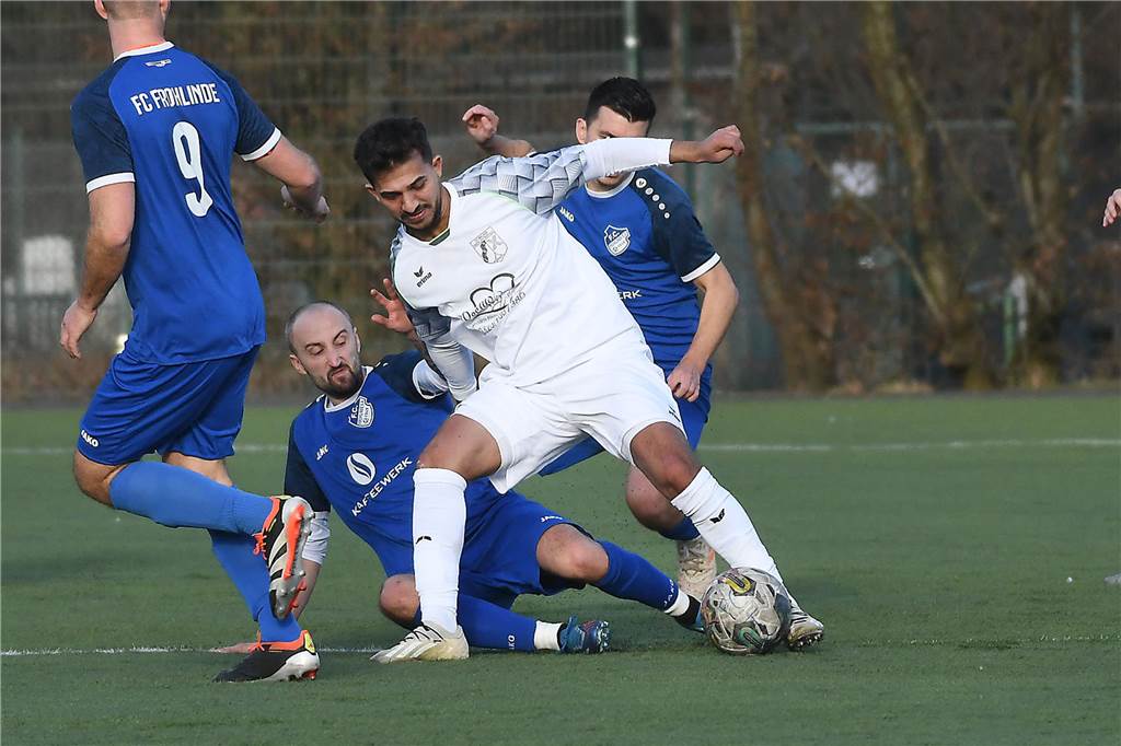 Der FC Frohlinde (blaue Trikots) hat im Spitzenderby der Kreisliga A gegen Wacker Obercastrop II seine Sonderklasse mit einem 4:1-Sieg deutlich unterstrichen.