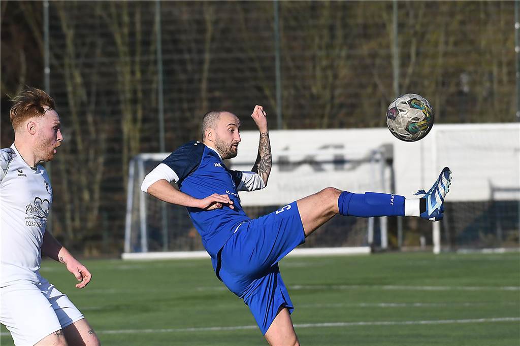 Der FC Frohlinde (blaue Trikots) hat im Spitzenderby der Kreisliga A gegen Wacker Obercastrop II seine Sonderklasse mit einem 4:1-Sieg deutlich unterstrichen.