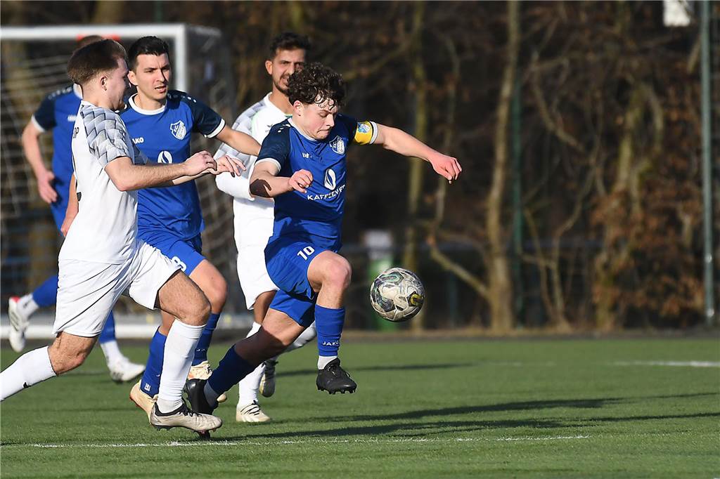 Der FC Frohlinde (blaue Trikots) hat im Spitzenderby der Kreisliga A gegen Wacker Obercastrop II seine Sonderklasse mit einem 4:1-Sieg deutlich unterstrichen.