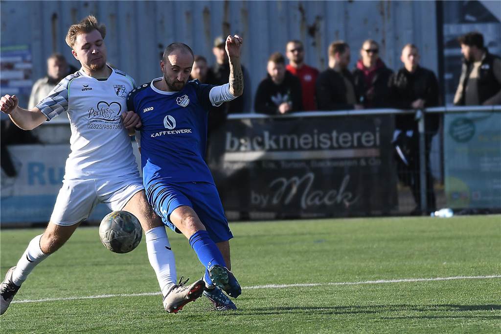 Der FC Frohlinde (blaue Trikots) hat im Spitzenderby der Kreisliga A gegen Wacker Obercastrop II seine Sonderklasse mit einem 4:1-Sieg deutlich unterstrichen.