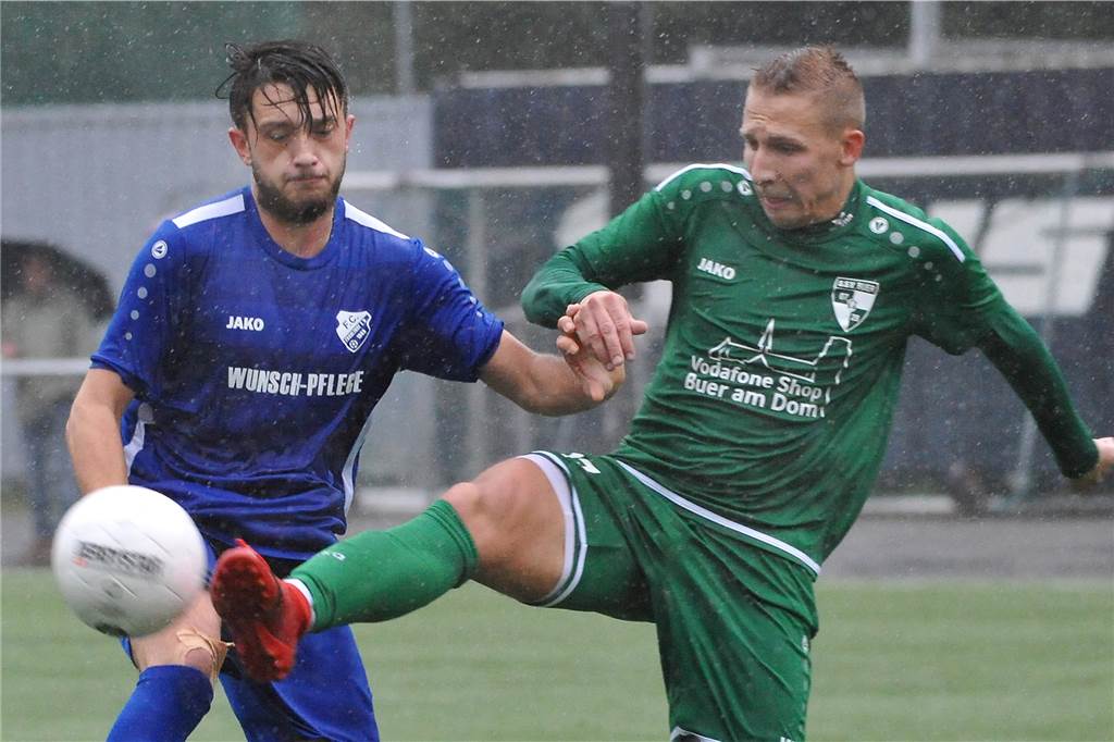 Der FC Frohlinde (blaue Trikots) zog gegen den SSV Bue rmit 0:1 den Kürzeren.