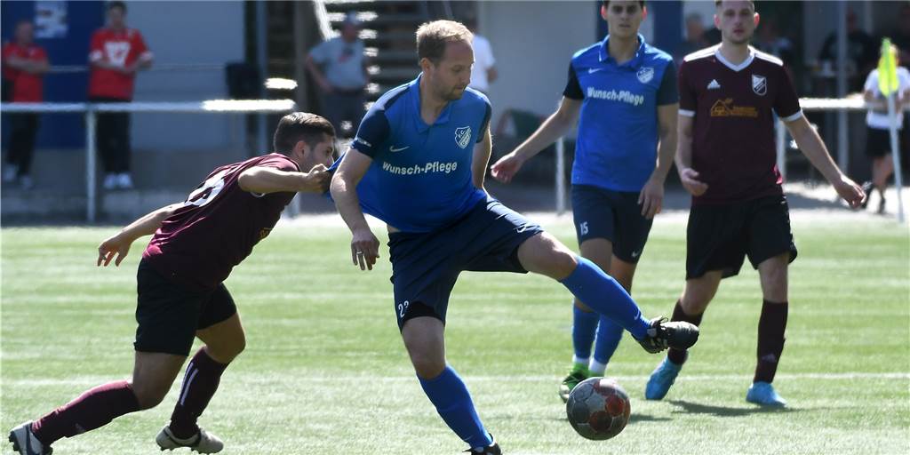 Im Video: Frohlindes Coach Rammel hält nach Abpfiff Rede im Trikot Der FC Frohlinde gewann zum Bezirksliga-Auftakt 2022/23 mit 4:2 bei Phönix Bochum. Auch Coach Sascha Rammel spielte - und hielt nach Abpfiff eine Rede, die wir im Video festgehalten haben.