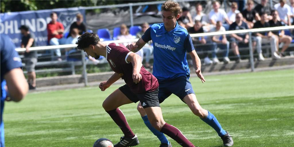 Stadtmeisterschafts-Auftakt zwischen FC Frohlinde und SG Victoria/SF endet mit Torfestival Der FC Frohlinde, hier mit Linus Budde (r), trafen im ersten Stadtmeisterschafts-Spiel auf die SG Victoria/Sportfreunde.