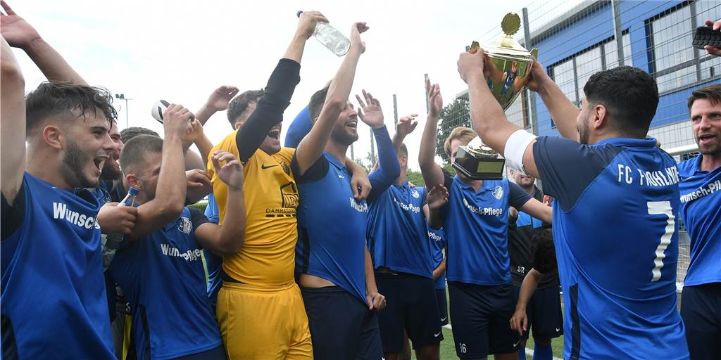 Im Video: FC Frohlinde dreht das Finale gegen Wacker Obercastrop und ist neuer Stadtmeister Der FC Frohlinde traf am Sonntagnachmittag auf die aufgebesserte Reserve des SV Wacker Obercastrop und holte sich den Pokal.