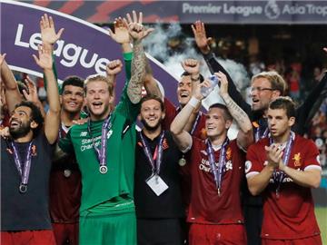 Der FC Liverpool von Torwart Loris Karius (3.v.l) und Trainer Jürgen Klopp (hinten rechts) feiert den Sieg der Asia Trophy. Foto: Kin Cheung