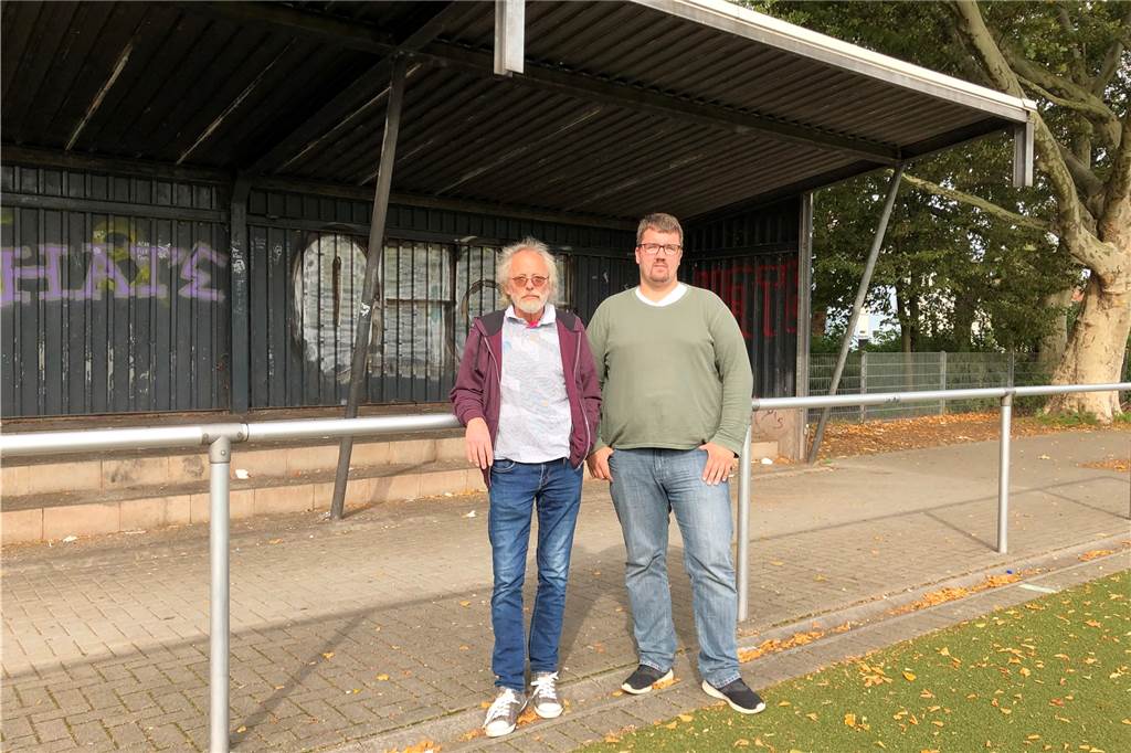 Das Gelände des FC Merkur 07 wird abgeschlossen – obwohl das eigentlich nicht erlaubt ist Der FC Merkur in der Nordstadt wird geplagt von Randalierern, Vandalismus und Müll. Dem Vereinsvorsitzenden René Kusch (r.) und Erich Jusbert reicht es.