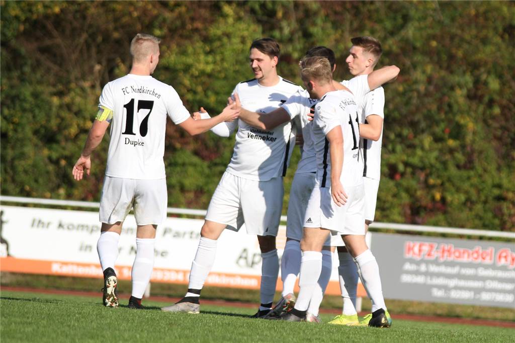 Zwei verschiedene Halbzeiten: Zwischen FC Nordkirchen und SuS Olfen ist nur das Ergebnis deutlich Der FC Nordkirchen bejubelt das 4:1 gegen den SuS Olfen.