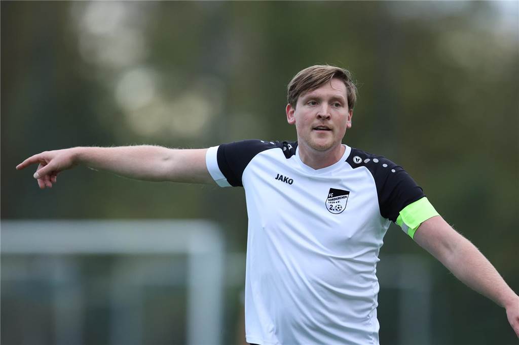 FC Nordkirchen II setzt den Saisonstart in den Sand Lukas Mangels gibt eine Anweisung