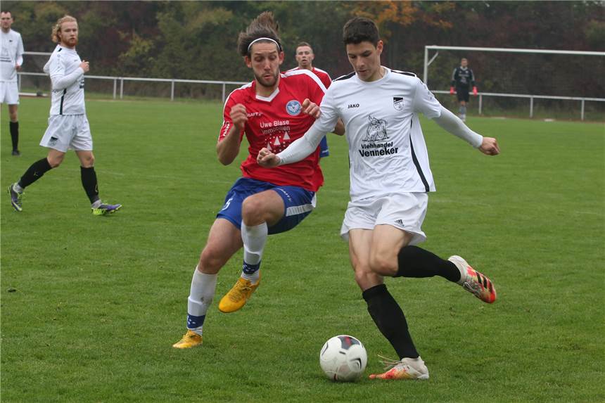 FC Nordkirchen setzt ein Ausrufezeichen - Blick des FC Castrop geht nach vorne Der FC Nordkirchen mit Florian Siemerling (r.) setzte sich gegen den FC Castrop mit Elvedin Ceric durch.