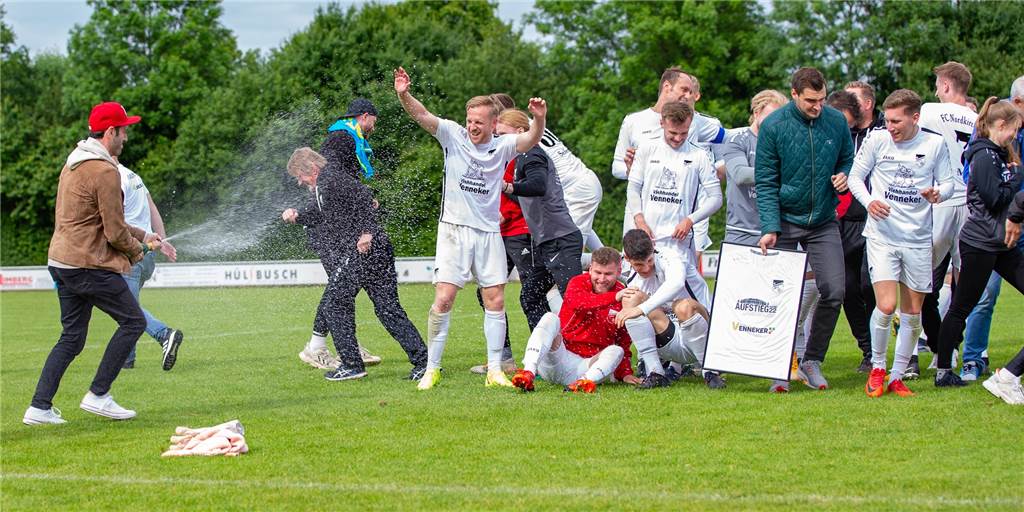 FC Nordkirchen feiert Premierensieg, „tollen Abschluss“ und die Meisterschaft Der FC Nordkirchen richtete nach dem letzten Heimspiel die Meisterfeier aus – Bierduschen inklusive.