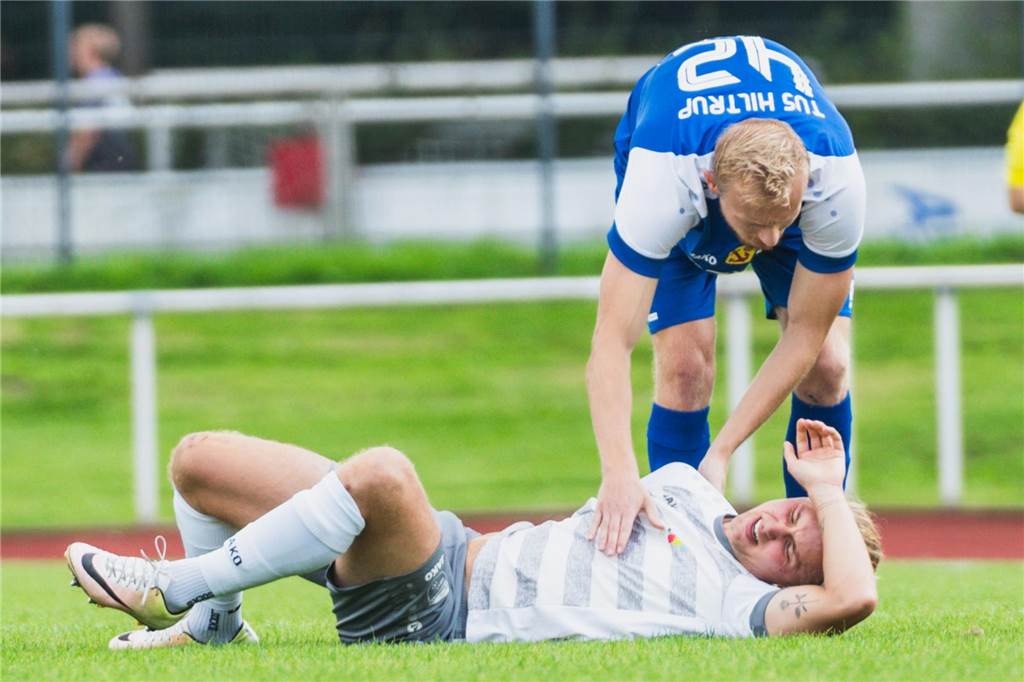 Niederlagenserie macht FC Nordkirchen nicht unruhig Luis Krampe liegt mit Schmerzen am Boden.