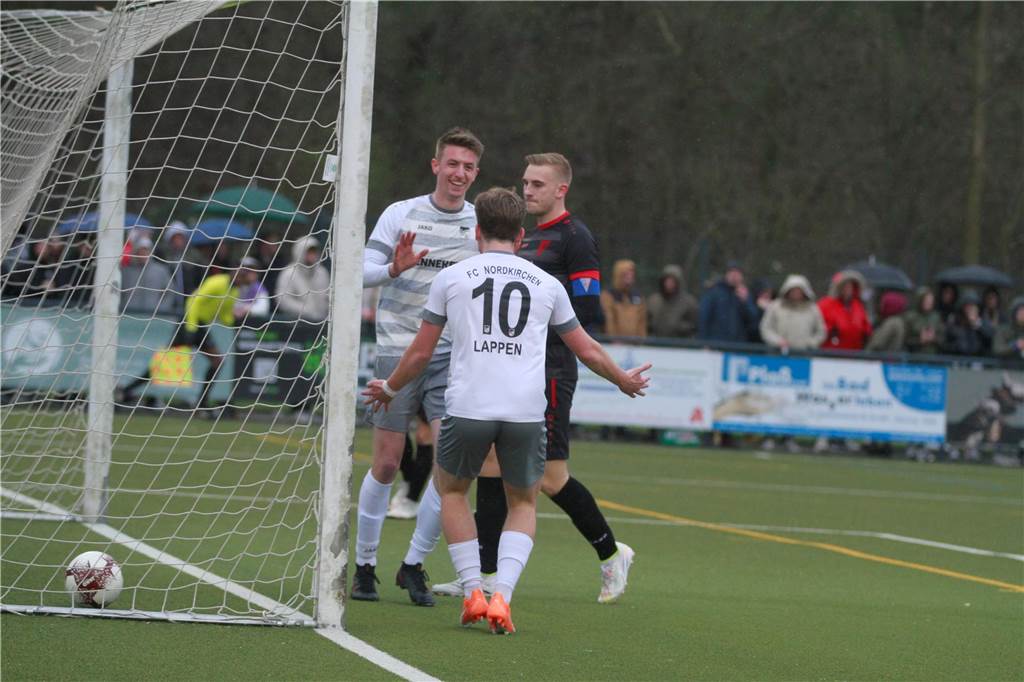 Der FC Nordkirchen schlägt den Werner SC im Flutlichspiel am Donnerstagabend mit 1:0 im Lindert.