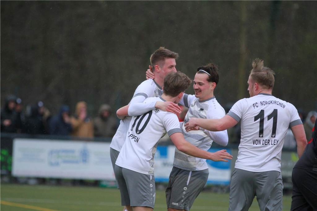 Der FC Nordkirchen schlägt den Werner SC im Flutlichspiel am Donnerstagabend mit 1:0 im Lindert.