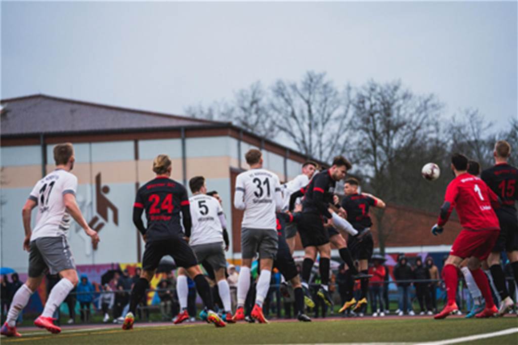 Der FC Nordkirchen schlägt den Werner SC im Flutlichspiel am Donnerstagabend mit 1:0 im Lindert.