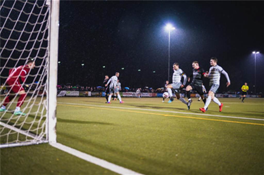 Der FC Nordkirchen schlägt den Werner SC im Flutlichspiel am Donnerstagabend mit 1:0 im Lindert.