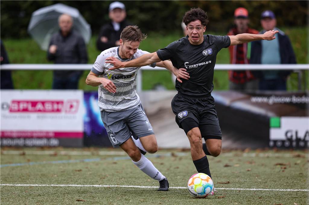 FC Nordkirchen lässt Haltern keine Chance: Dezimierter TuS stürzt ans Tabellenende Lars Wannigmann klatscht mit Robin Cordes ab.