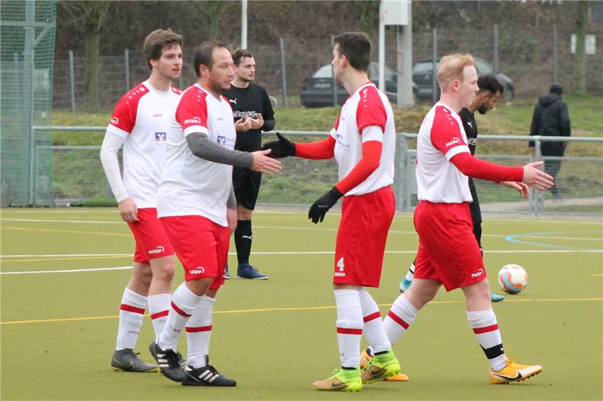 Der Überblick: Holzwickeder SC nach Elfmeter-Krimi weiter - 1:11-Peitsche für FC TuRa Timo Milcarek - hier bei der Begrüßung gegen den SV Brackel - und der SuS Kaiserau sind am Sonntag beim SV Horst-Emscher gefordert.