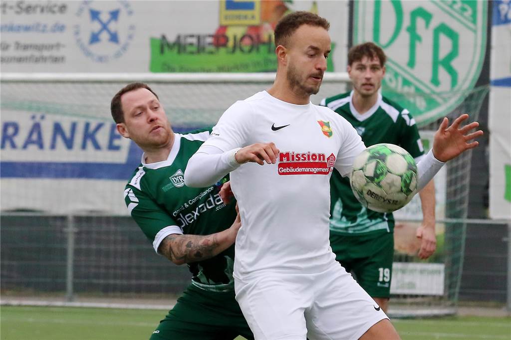Dank Borussia Dortmund II: Bezirksliga-Vizemeister bekommen eine Aufstiegs-Chance Der FC Roj aus Dortmund (weiße Trikots), hier im Spiel beim VfR Sölde, kann noch Erster werden - oder muss auf eine Aufstiegschance über eine Relegation hoffen.