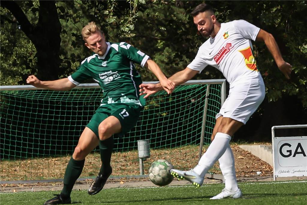 Bezirksliga: TuS Eichlinghofen setzt nächstes Ausrufezeichen – Mengede 08/20 strauchelt Ein Fußballer des FC Roj gibt gegen den VfR Sölde einen Schuss ab.