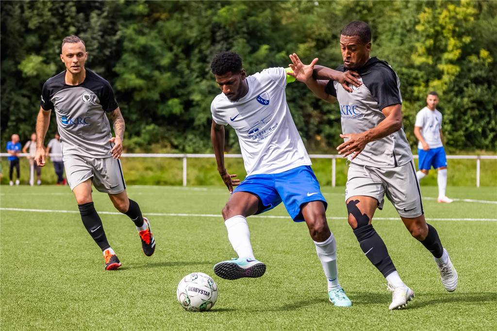Der FC Sarajevo Bosna (in Grau) tritt bei K.F. Sharri an – Topspiel in der Kreisliga A1.