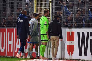 Der FC Schalke 04 konnte auch das fünfte Bundesligaspiel in Serie nicht gewinnen. Die Mannschaft von Domenico Tedesco steht weiter punktlos am Tabellenende. Bei den Fans gibt es Redebedarf.