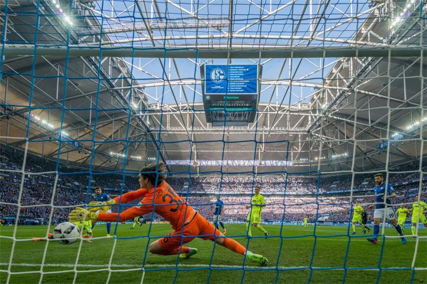 Der FC Schalke 04 tritt bis Anfang Dezember vier Mal samstags um 15.30 Uhr. Freuen dürfen sich die Fans auf zwei Flutlichtspiele freitagabends.