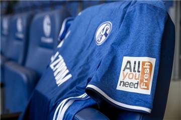 Der FC Schalke 04 wirbt in der kommenden Saison auf dem linken Ärmel der Trikots für einen Online-Supermarkt.