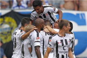 Der FC St. Pauli hat die Partie in Magdeburg gedreht. Foto: Joachim Sielski