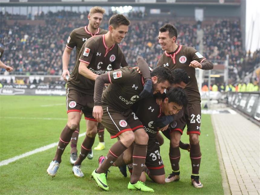 St. Pauli besiegt Dresden und verlässt Tabellenende Der FC St. Pauli setzte seine Siegesserie gegen Dynamo Dresden fort. Foto: Daniel Bockwoldt
