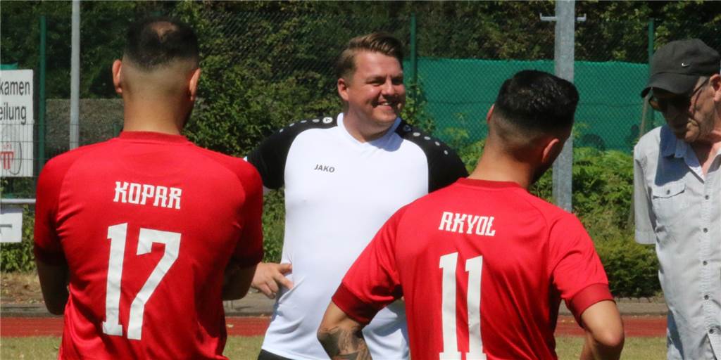 Im Video: FC TuRa Bergkamen möchte mit „drei Türmen“ zur Spitze aufschließen Der FC TuRa Bergkamen ist zuversichtlich: Chris Brügmann (2.v.l.) und Vorsitzender Horst-Günter Siegmund (r.) möchten wieder oben anpacken.
