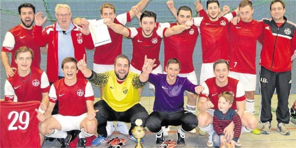 Abwechselndes Titelduell bei Hallenstadtmeisterschaft Der FC TuRa Bergkamen um Trainer Andreas Bolst (r.) gewann die HSM 2015.