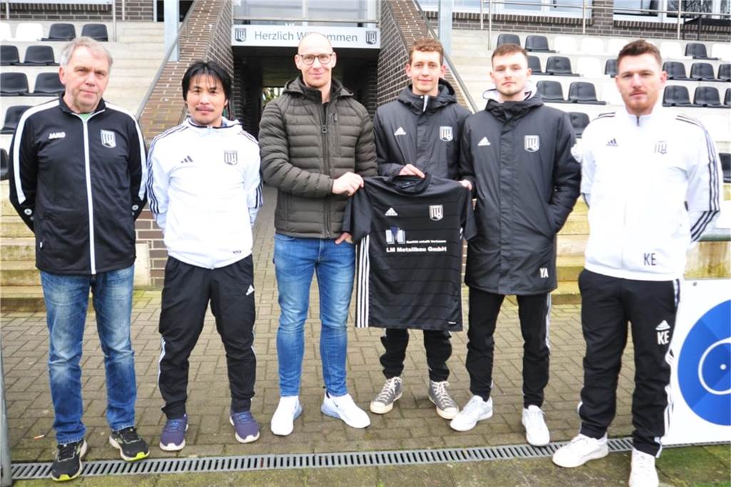 Der FC Vreden hat drei neue Spieler vorgestellt. Von links: Sportliche Leiter: Johannes Schemming, Trainer: Yuzuru Okuyama, Christian Scheidle (SF Graes), Tom Ostendarp (2. Mannschaft), Yannik Albersmann (2. Mannschaft), Spielertrainer: Kai Erning.