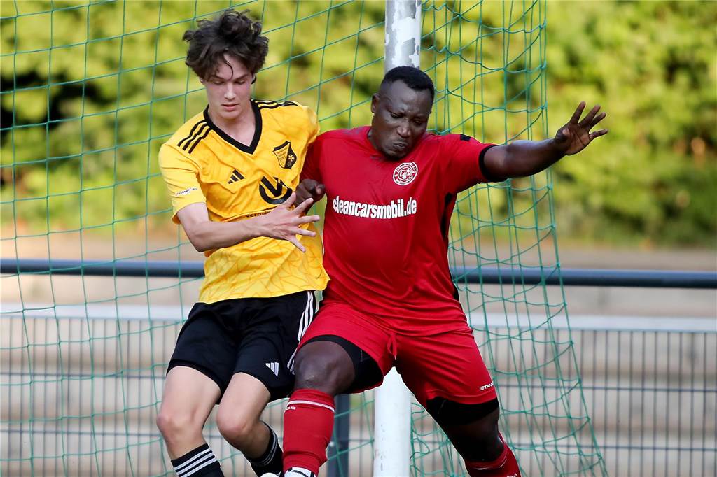 Vor erstem Top-Spiel : Große Personalsorgen beim FC Wellinghofen Zweikampfszene.