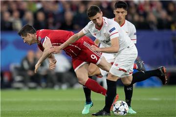 Der FC Barcelona hat sich mit dem französischen Innenverteidiger Clément Lenglet (r.)vom Ligakonkurrent FC Sevilla verstärkt. Foto: S. Hoppe