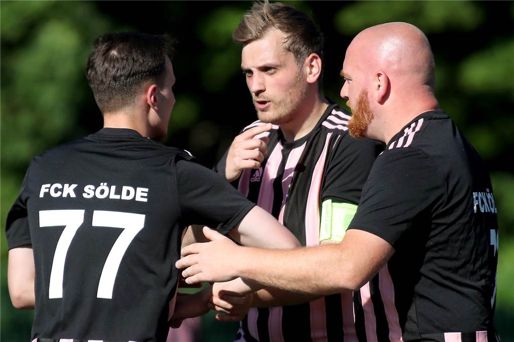 Dortmunder Fußballer verpasst Schiedsrichter Kopfnuss: Spielabbruch aus einem anderen Grund Der FCK Sölde brachte sein Spiel gegen RW Balikesirspor nicht zuende.