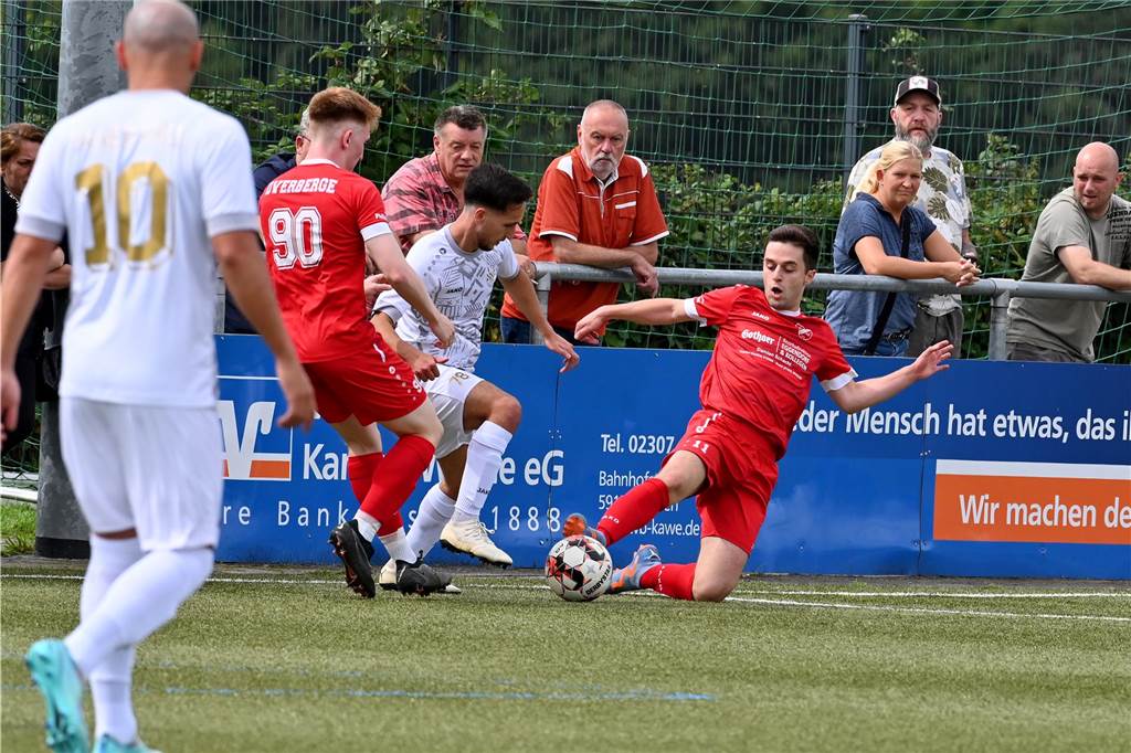Unsere Fotostrecken vom Ligastart: Viele Emotionen Der FCO (in Rot) geriet gegen den VfK Weddinghofen gehörig unter die Räder.