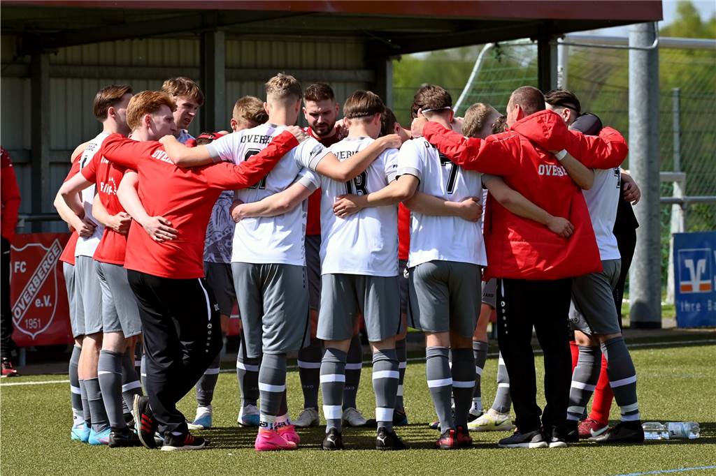 Siegtor in der Nachspielzeit: FC Overberge landet wichtigen 2:1-Erfolg gegen BSV Heeren Die Mannschaft des FC Overberge steht im Kreis und schwört sich ein.
