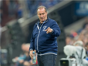 Der FC Schalke 04 bereitete seinem langjährigen Erfolgscoach Huub Stevens einen emotionalen Abschluss seiner Karriere. Foto: Guido Kirchner