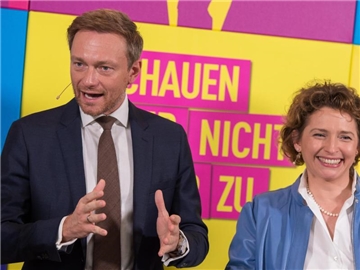 Der FDP-Bundesvorsitzende Christian Lindner und FDP-Generalsekretärin Nicola Beer bei der Vorstellung des Programmentwurfs zur Bundestagswahl 2017. Foto: Silas Stein