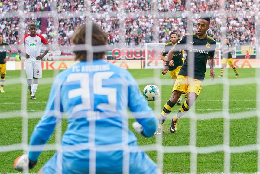 Der Fehlschuss: Pierre-Emerick Aubameyang erlebte einen schwarzen Nachmittag in Augsburg.