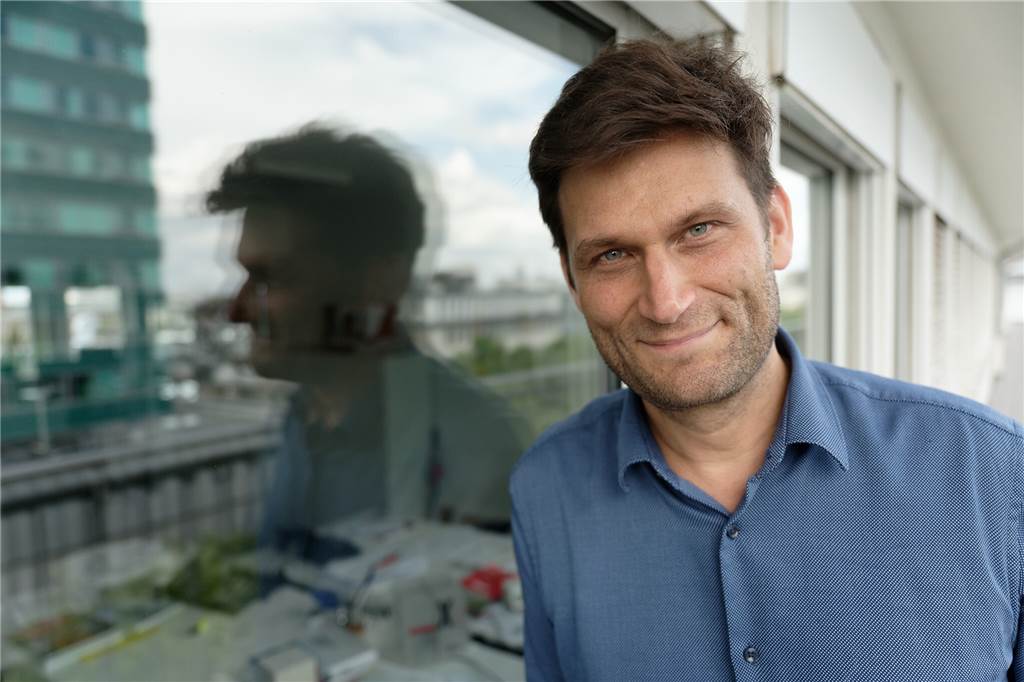 Der Fernsehmoderator, Kabarettist und Autor Christian Ehring meldet sich mit seinem Solo-Programm “Antikörper“ zurück und tritt am 10. März in Lünen damit auf. 