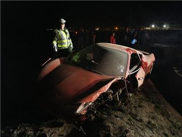Der Ferrari von Arturo Vidal hat nach dem Unfall einen Totalschaden. Foto: Elvis Gonzalez