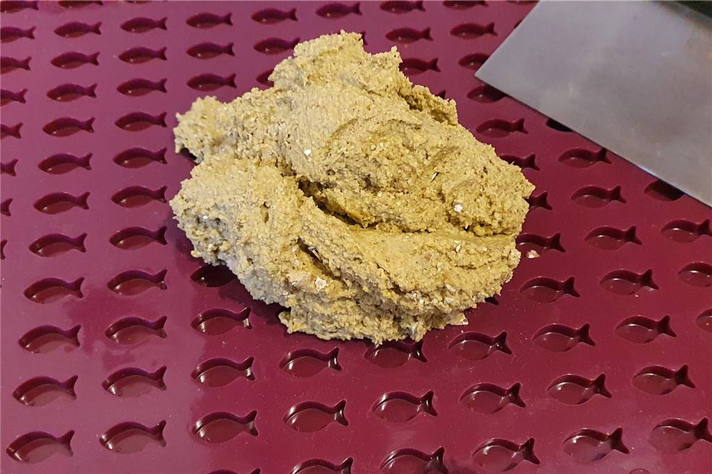 Gesunde Leckerlies für Vierbeiner: So werden Hundekekse gebacken Der fertige Teich wird dann in eine Silikonform gestrichen.