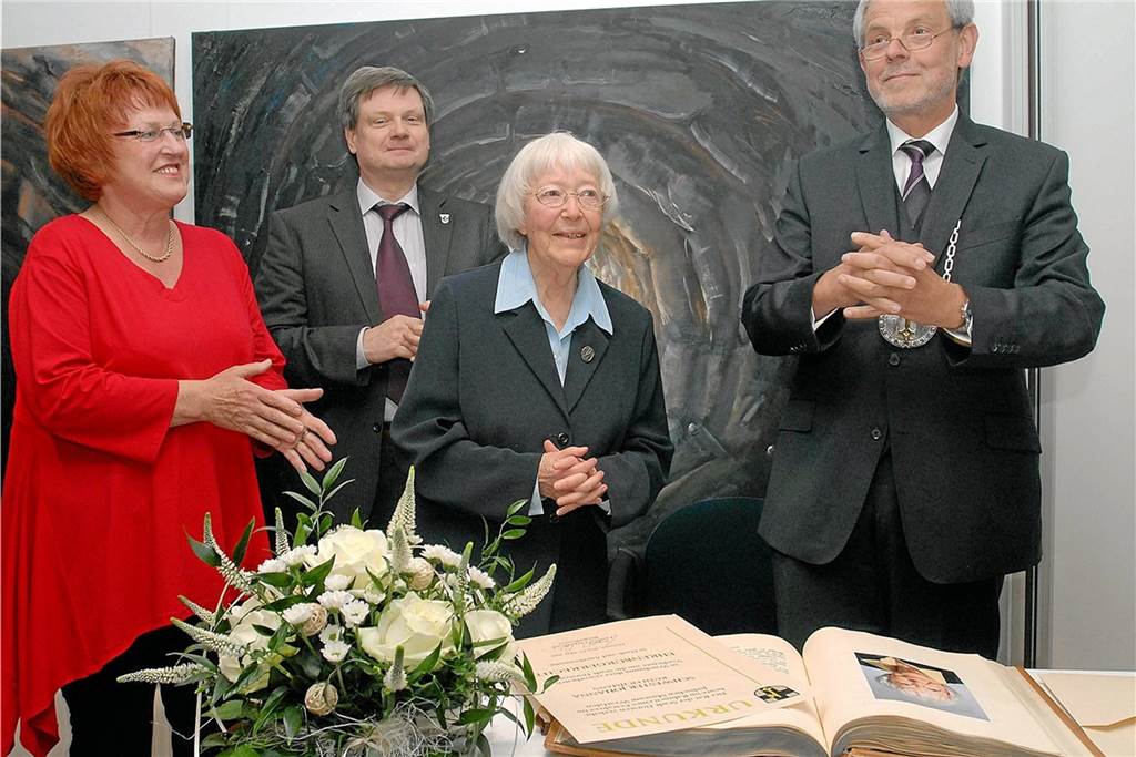 Große Trauer: Dorstens Ehrenbürgerin Schwester Johanna Eichmann mit 93 Jahren verstorben Der Festakt und Empfang zur Verleihung der Ehrenbürgerrechte an Schwester Johanna, die lange Jahre das Museum ehrenamtlich geleitet hatte, fand im Mai 2012 im Jüdischen Museum Westfalen statt. Bürgermeister Lambert Lütkenhorst und seine Stellvertreter Heinz Denniger und Christel Briefs gratulierten herzlich.