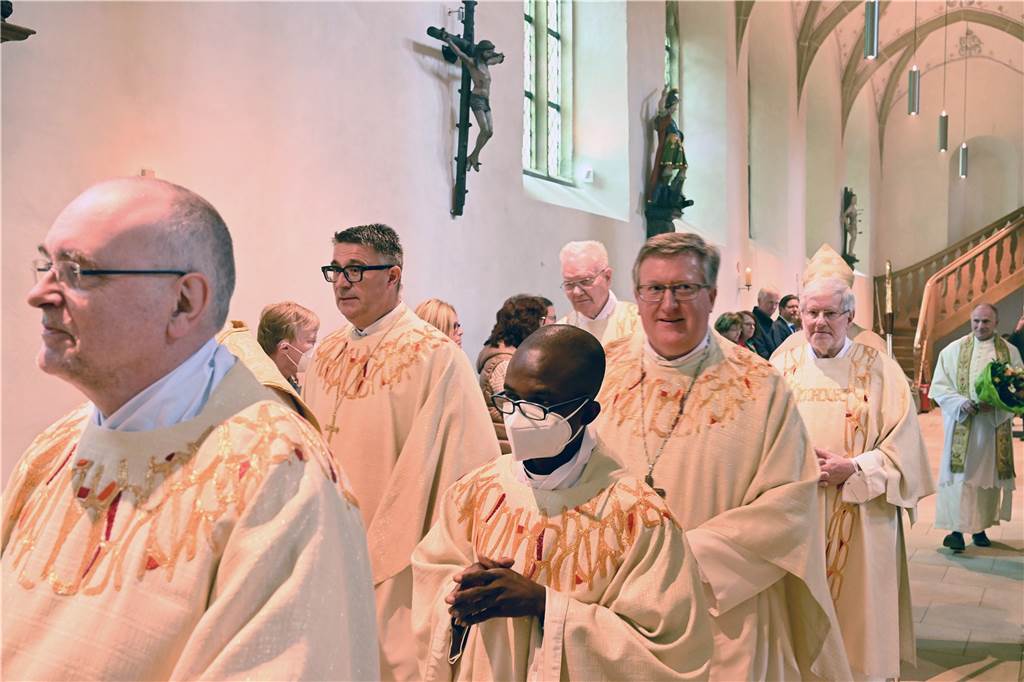 Cappenberg feiert 900-Jähriges mit Gast aus Rom und zwei Überraschungen Der Festgottesdienst (auf dem Foto links Pater Altfried Kutsch, der ebenfalls Pfarrer in Cappenberg war) war so gut besucht, dass nicht alle in der Stiftskirche Platz fanden.